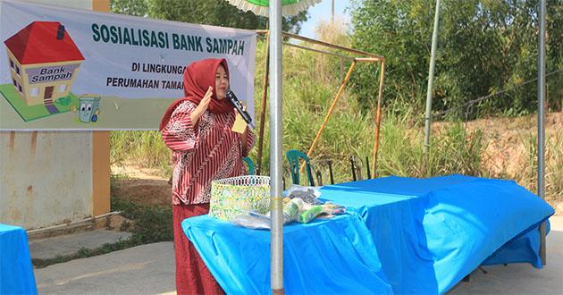 PKK Sosialisasi Bank Sampah dan Berikan Pelatihan Hidroponik